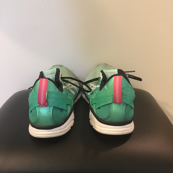 Woman’s ASICS. - Picture 3 of 5